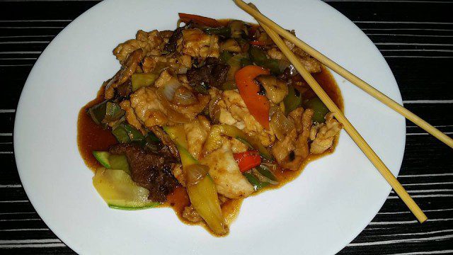 Китайское блюдо с тремя видами мяса и овощами