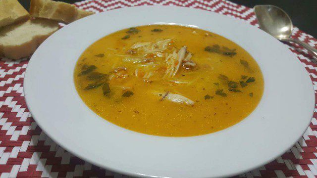 Куриный суп с вермишелью, желтком и кислым молоком