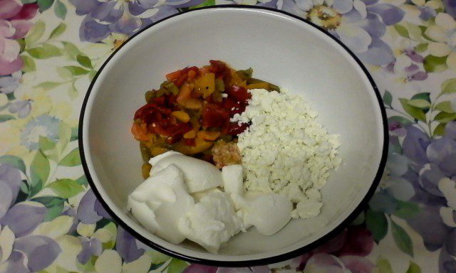 Болгарский салат из брынзы, сладких перцев и кислого молока