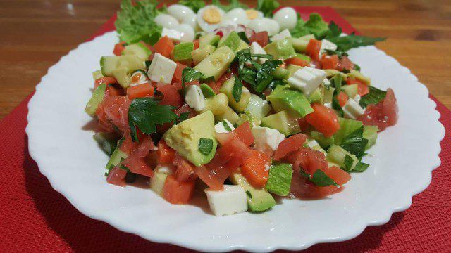 Красочный салат с авокадо