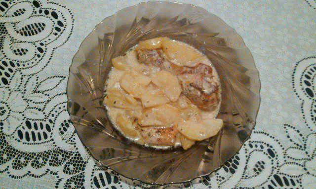 Курица с картофелем и сметанным соусом с сыром