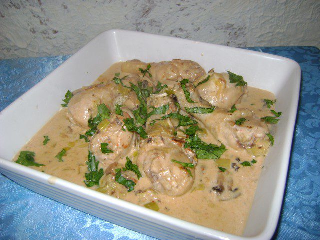 Сливочная курица с грибами и луком-пореем в мультиварке