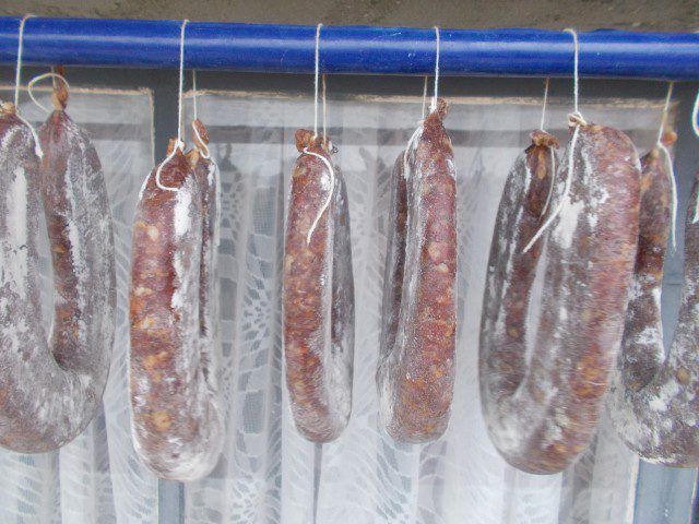 Настоящая болгарская луканка - сушеная колбаса