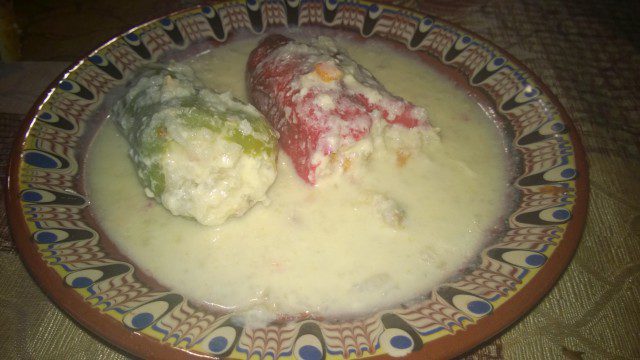 Перцы с мясным фаршем и рисом с белым соусом