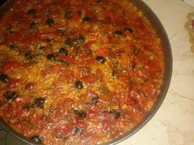 Коричневый рис с оливками в духовке