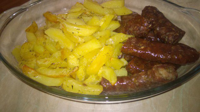 Колбаски и картошка в духовке