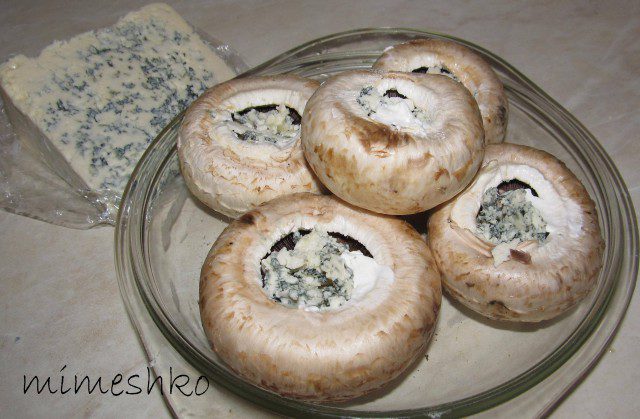 Фаршированные грибы с голубым сыром и сметаной