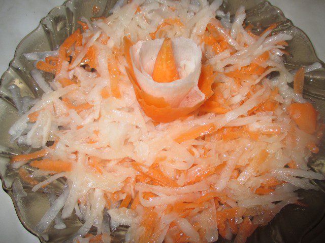 Салат из моркови и репы
