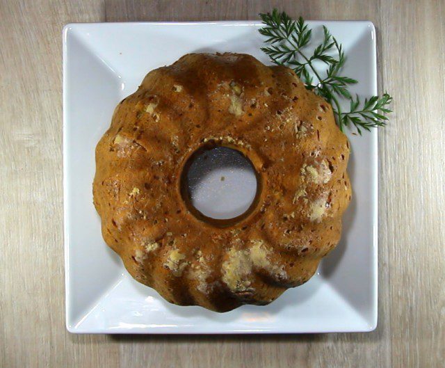 Соленый кекс с колбасой и оливками