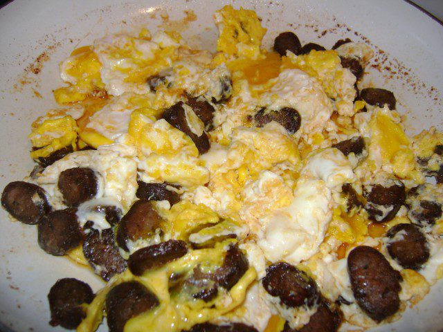 Жареные колбаски с яйцами и луком-пореем