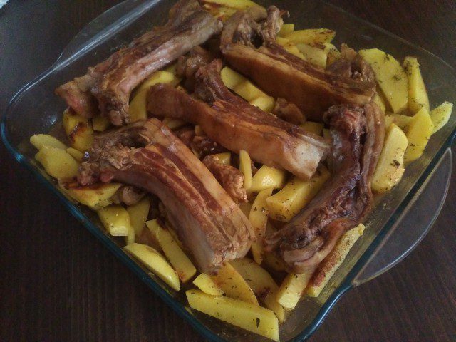 Аппетитные свиные ребрышки с картофелем