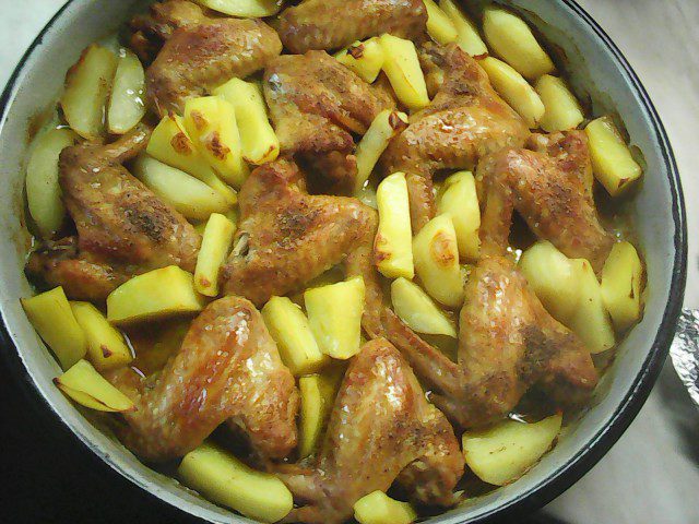 Куриные крылышки с картошкой в духовке