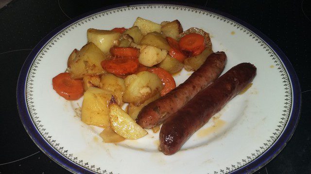 Колбаски с картошкой и морковью в духовке