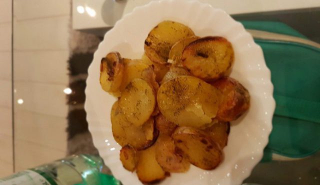 Нежный молодой картофель со сливочным маслом в духовке