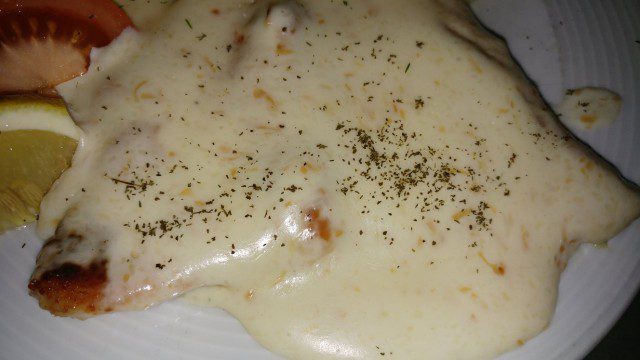 Куриное филе под чесночно-молочным соусом