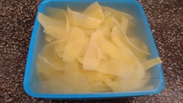 Хрустящие картофельные чипсы в духовке