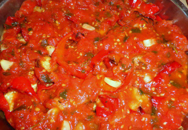 Жареные баклажаны с томатным соусом в духовке