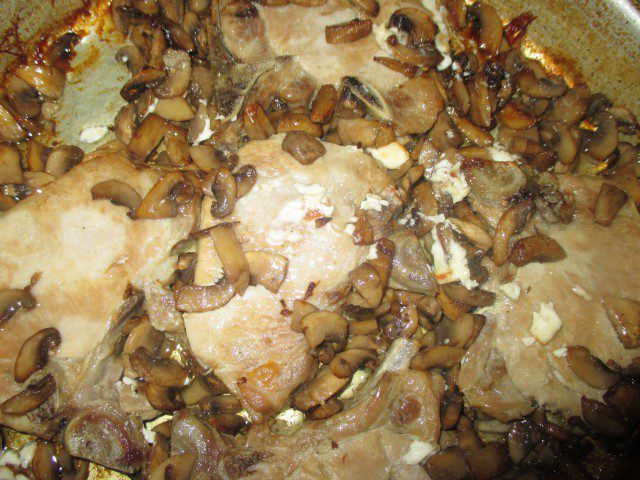 Свиные отбивные с грибами, плавленым сыром и вином
