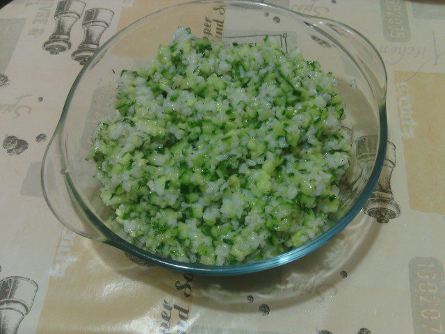 Салат с рисом и огурцом для самогона