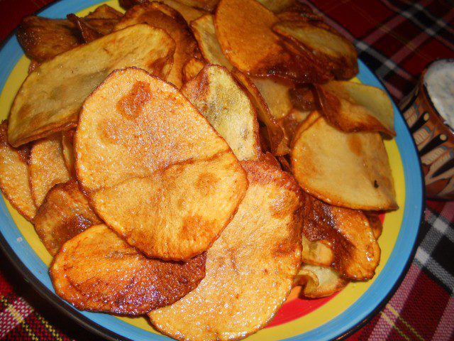 Острые картофельные чипсы с чесночным соусом