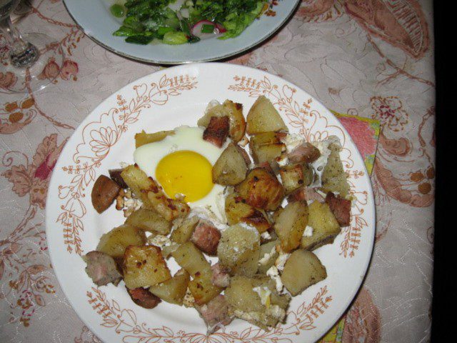 Запеченный картофель с колбаской и яйцом