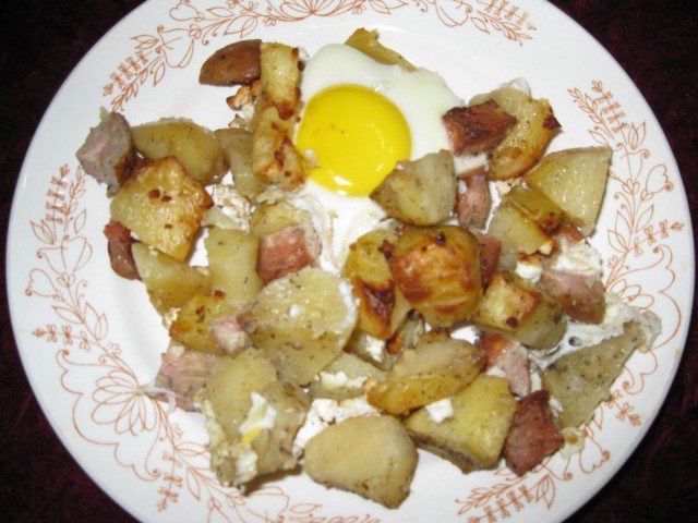 Запеченный картофель с колбаской и яйцом