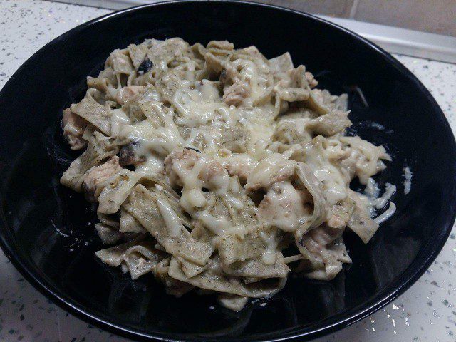 Тальятелле с куриным филе, луком черемшой и белым соусом
