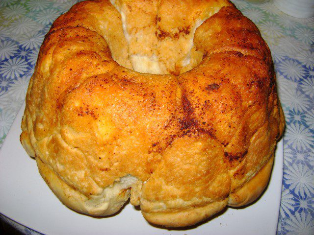 Каравай в форме для кекса с сыром и брынзой