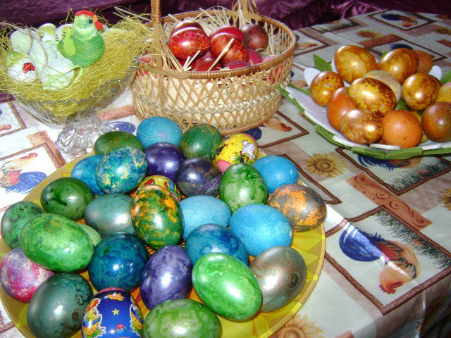 Яйца, окрашенные салфетками