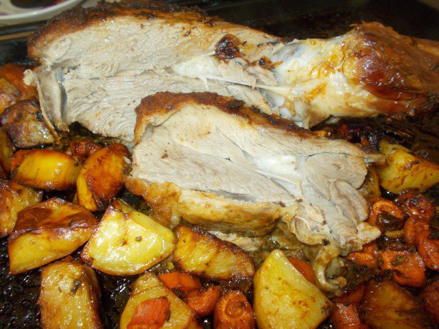 Запеченная ножка ягненка с морковью и картофелем