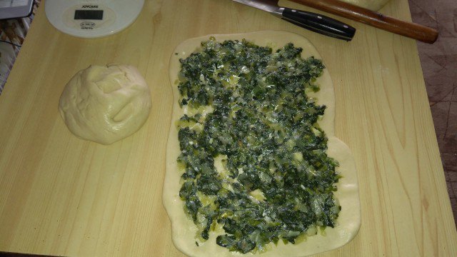 Болгарский соленый пирог тутманик с луком и щавелем