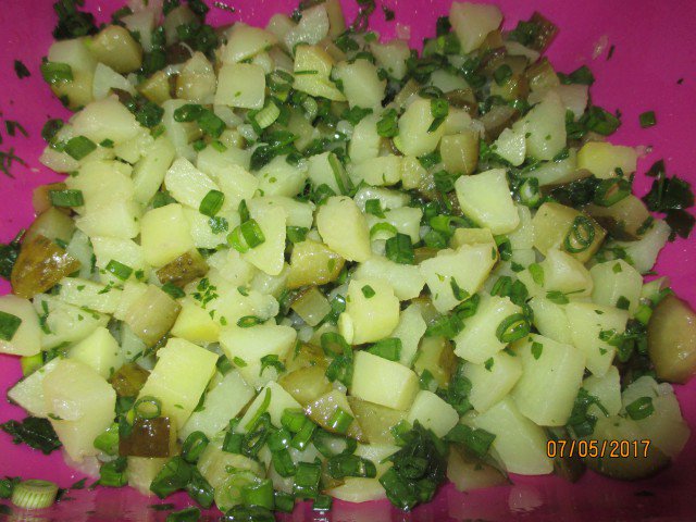 Картофельный салат с кислыми огурчиками