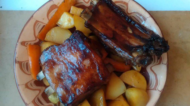 Свиные ребрышки с морковью и картофелем