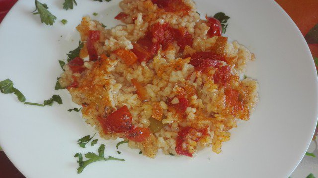 Рис с луком-пореем и помидорами в духовке