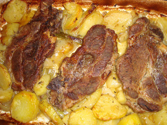 Свиные стейки со специями и картофелем в духовке