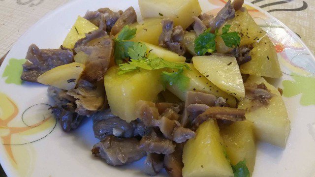Вешенки с чесночным картофелем в духовке