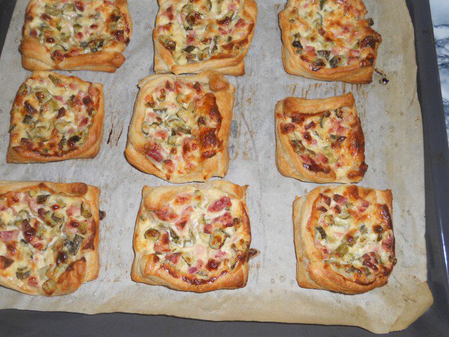 Неповторимо вкусные мини - пиццы из бутер теста