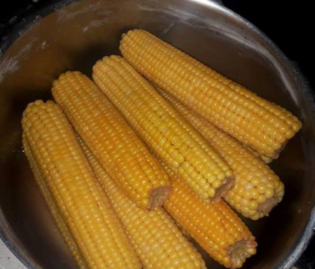 Вареная кукуруза с маслом