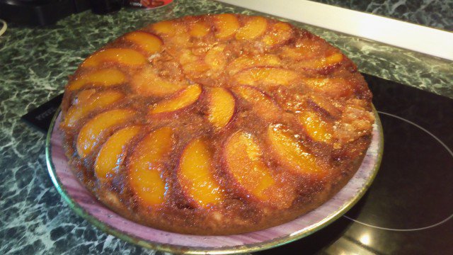 Пирог с печеньем Дамские пальчики, персиками и карамелью