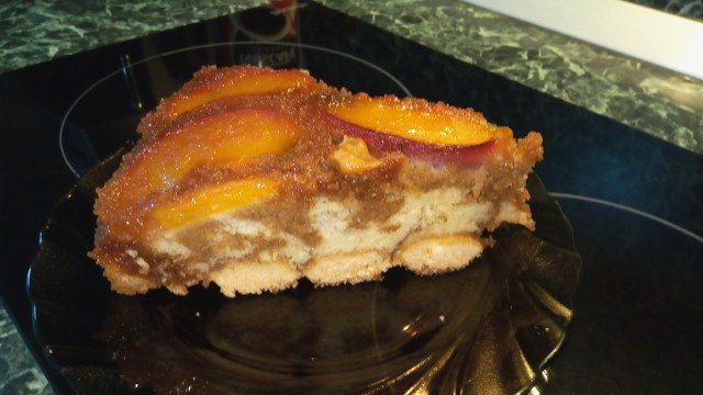 Пирог с печеньем Дамские пальчики, персиками и карамелью