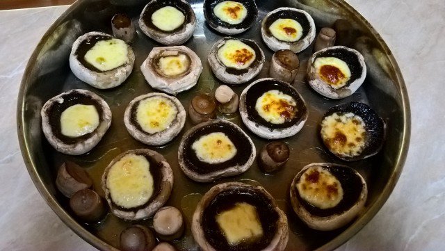 Фаршированные грибочки с сыром