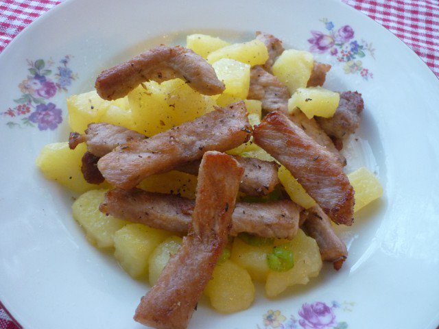 Жюльен со свининой и картошечкой на сковороде
