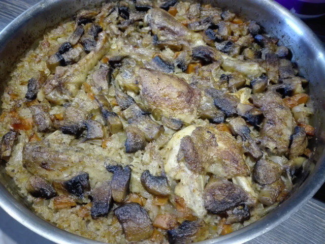 Курица с рисом, грибами и овощами