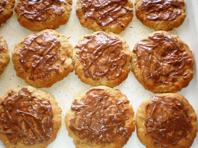 Простое домашнее масляное печенье с грецкими орехами