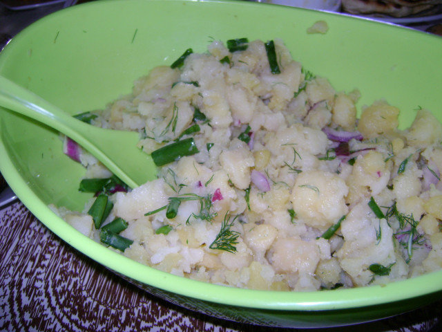 Картофельный салат с 2 видами лука