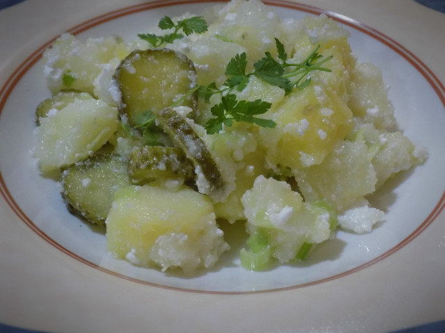 Картофельный салат с луком-пореем и сыром