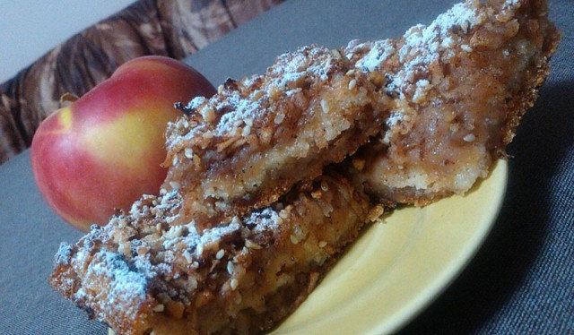 Постный пирог с яблоками, манной крупой и орехами