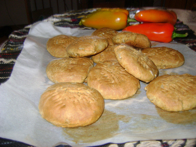 Небольшие лепешки с ржаной мукой и семечками