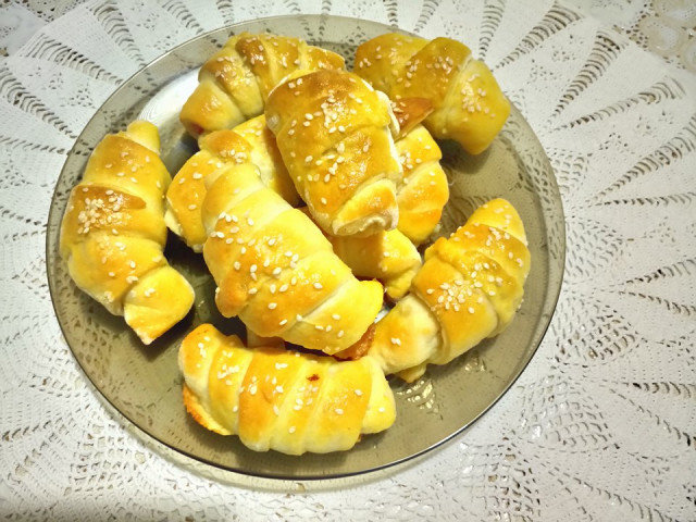 Соленые булочки из сдобного теста, замешанные в хлебопечке