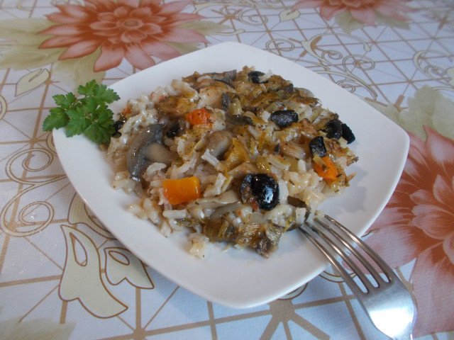 Запеканка с грибами, луком-пореем, рисом и оливками